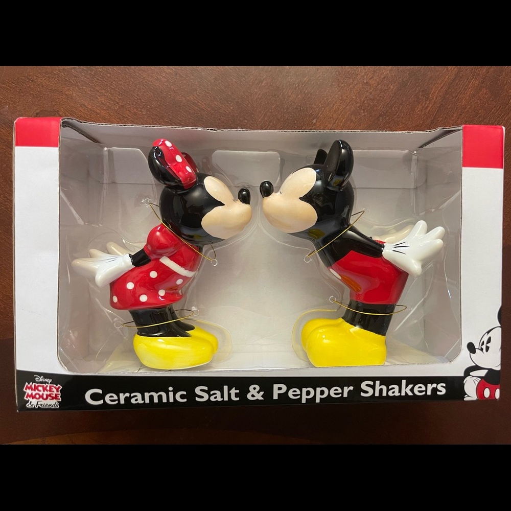 Disney Mickey & Minnie Mouse Kissing Salt & Pepper Shakers NEW approximately 5”